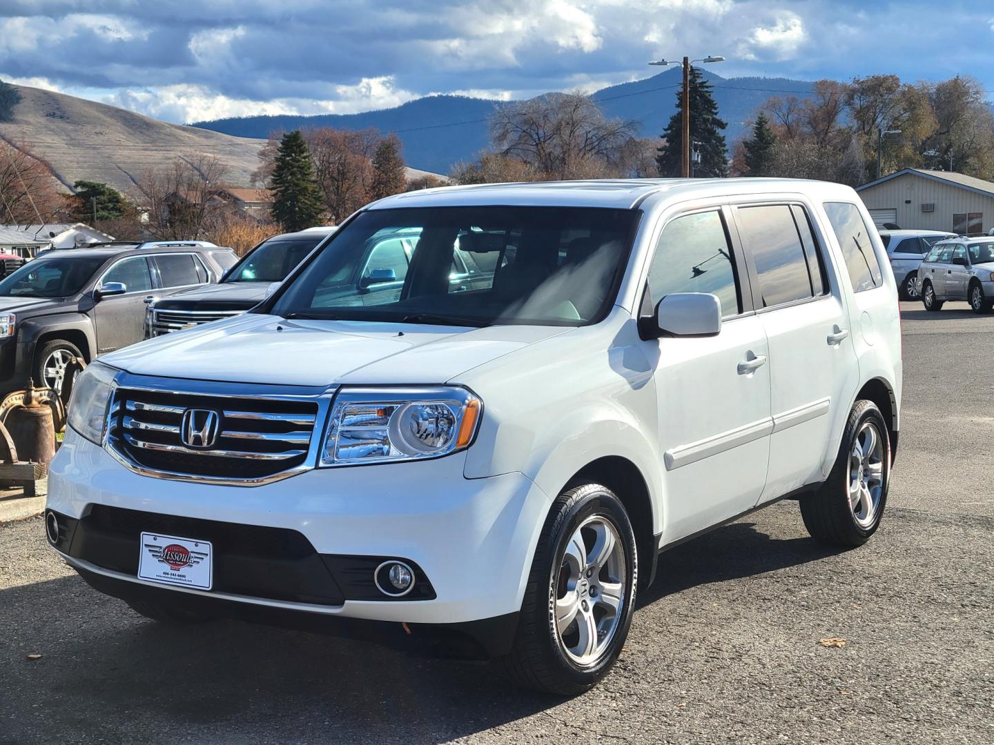 2015 White /Gray Honda Pilot EX-L AWD EX-L (5FNYF4H58FB) with an 3.5L V6 SOHC 24V engine, 5-Speed Automatic transmission, located at 450 N Russell, Missoula, MT, 59801, (406) 543-6600, 46.874496, -114.017433 - All Wheel Drive. Automatic Transmission. Power Heated Leather Seats. Power Sunroof. 3rd Row Seating. Air. Cruise. Tilt. Bluetooth. AM FM XM CD Player. Backup Camera. - Photo#1